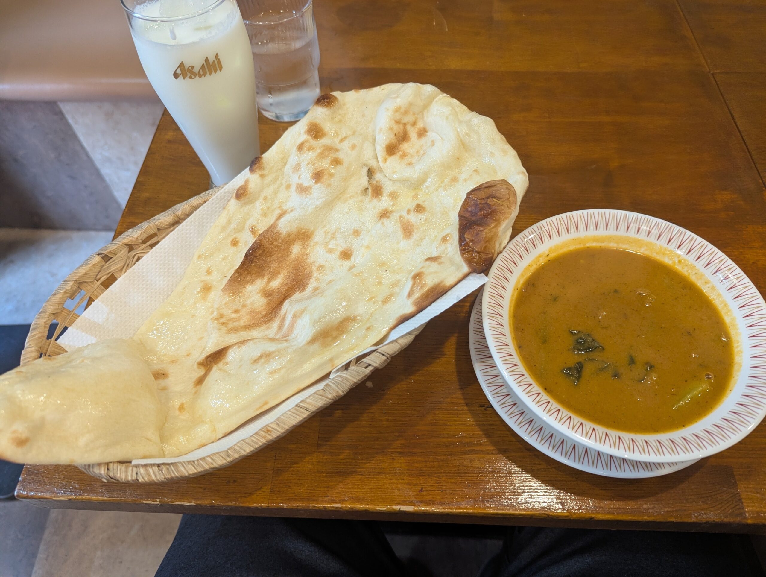 ナランの日替わり：チキンと小松菜カレー、焼きたてナン、ラッシーのセット